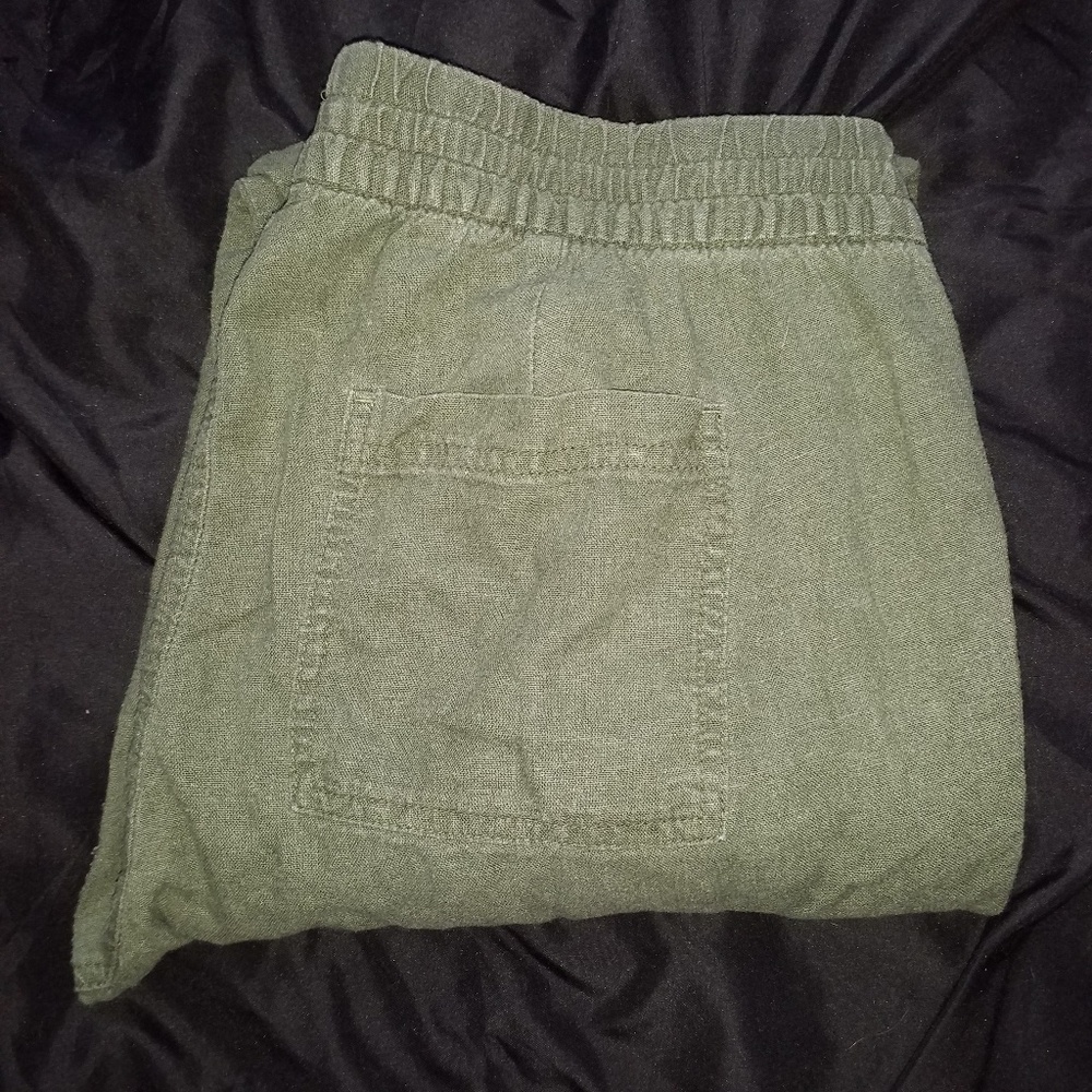 Old Navy Women's Cargo Mid Length Pants :)